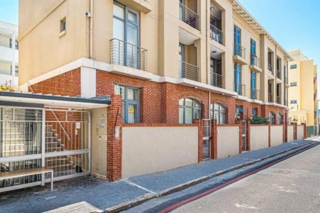 Beachfront Flat & Mountain View * Cape Town