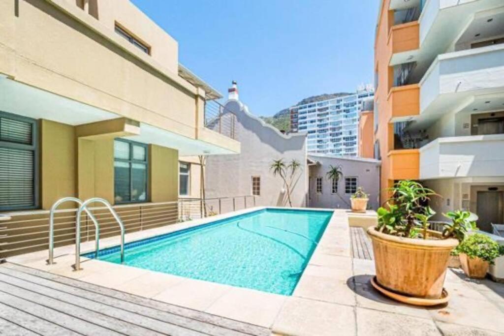 Beachfront Flat & Mountain View Apartment Cape Town